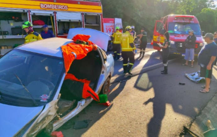 Motorista fica preso nas ferragens após acidente entre carro e caminhão na BR-282