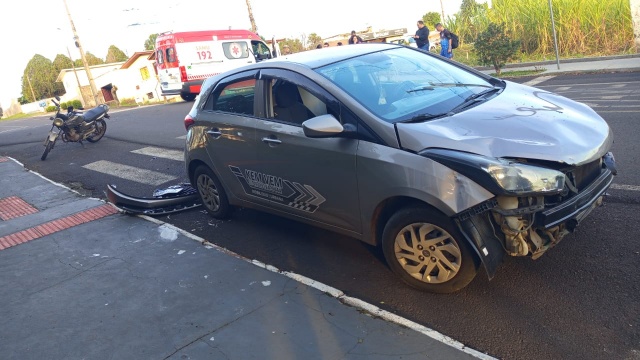 Colisão entre automóvel e motocicleta deixa uma pessoa ferida