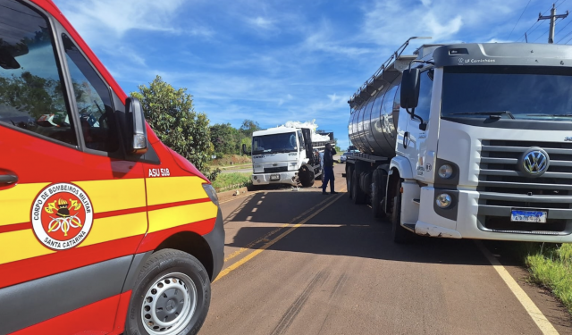 Colisão traseira entre caminhões mobiliza bombeiros na BR-163