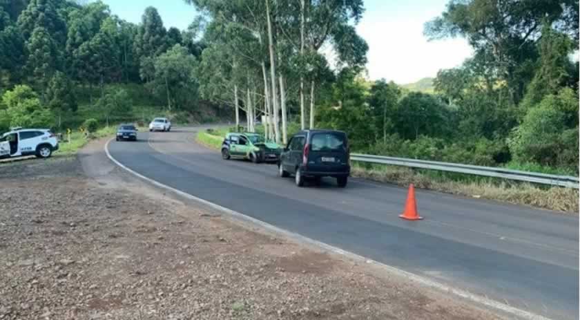 Imagens impressionam ao mostrar momento em que carros colidem na SC-160