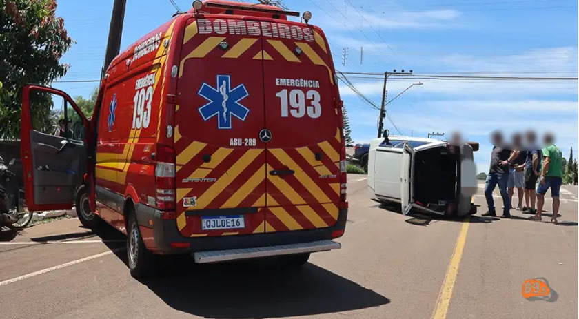 Carro capota após colisão no centro