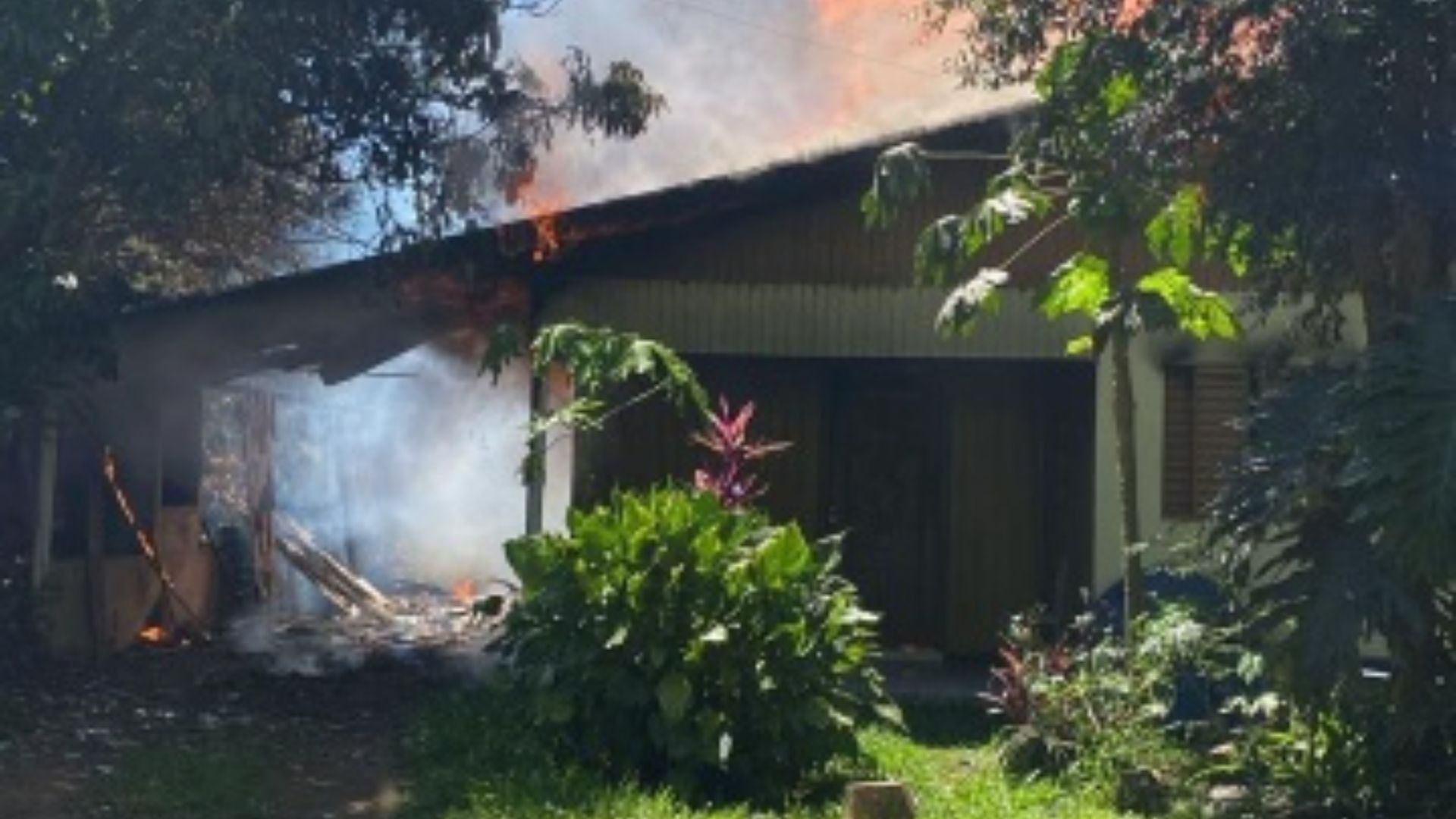 Incêndio destrói casa no interior e família busca ajuda para reconstrução