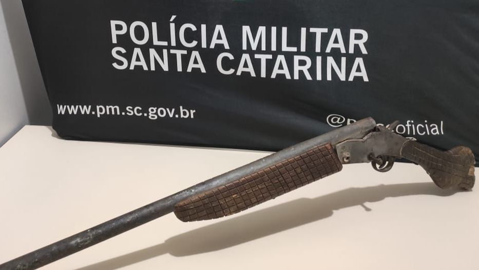 Homem armado se esconde debaixo da cama após agredir e deixar a filha de 8 anos desacordada