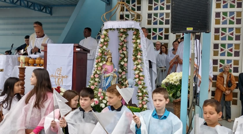 No Feriado Municipal, milhares de romeiros peregrinam ao Santuário de Nossa Senhora do Caravággio