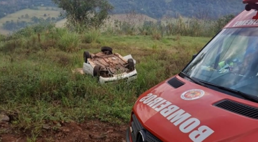 Mulher fica ferida em capotamento na SC-163