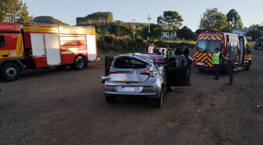 Colisão frontal deixa três feridos em Flor da Serra do Sul