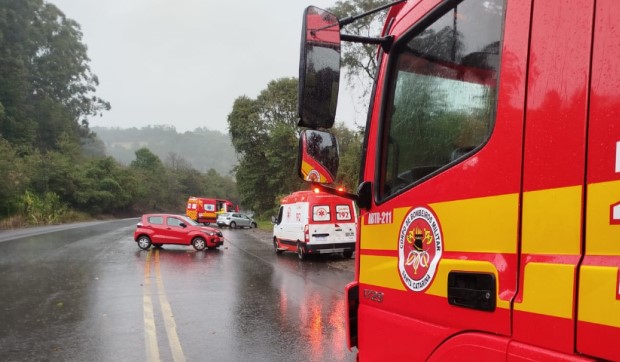 Motorista é conduzido ao hospital após acidente de trânsito na BR-282