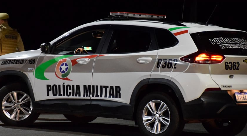 Cães soltos atacam pedestre e são recolhidos após intervenção da PM