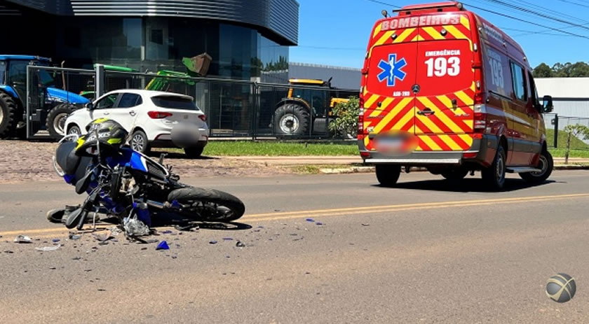Motociclista fica ferido em colisão com carro