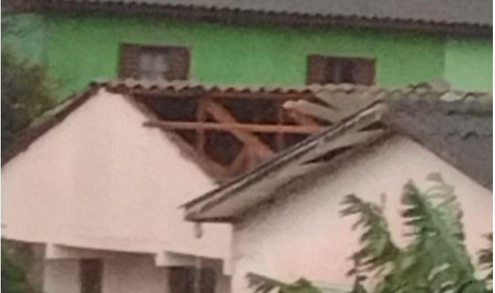 Mais de 200 casas ficam sem energia elétrica após ventos fortes em Chapecó