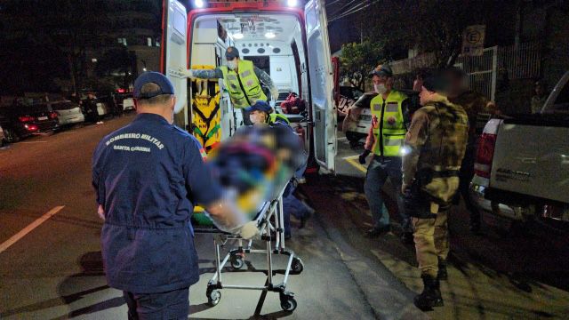 Adolescente é baleado por policial militar de folga durante briga em casa noturna