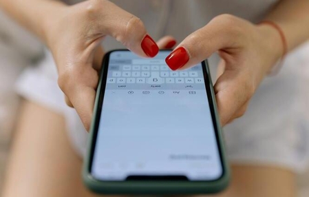 Moradora compra três iPhones por R$ 260 e descobre que caiu no golpe do falso leilão