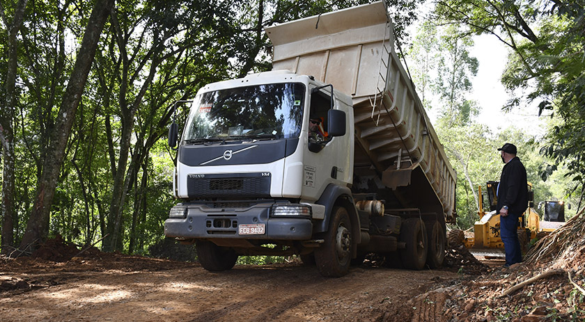 Guaraciaba - Secretaria de Obras trabalha nesta semana em melhorias em Linha Liso Baixo