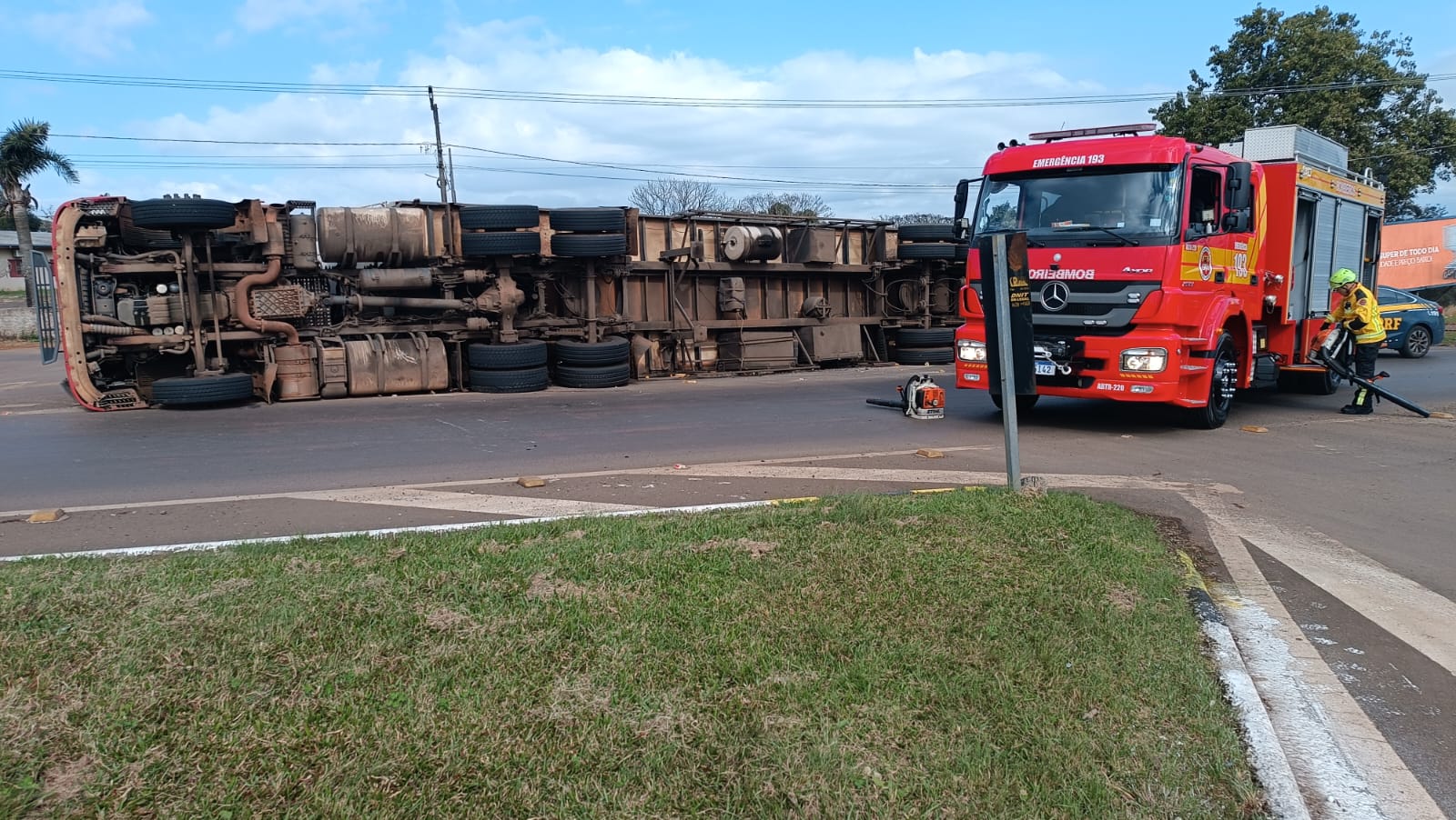 Caminhão capota em rodovia no Oeste de SC