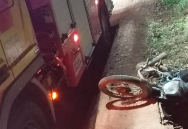 Motociclista fica gravemente ferido após cair de ponte