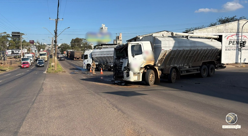 Carreta avança sinal e causa colisão com caminhão