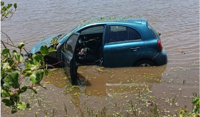 Durante fuga, motorista cai com veículo em lagoa e mais de 250 kg de maconha são apreendidos