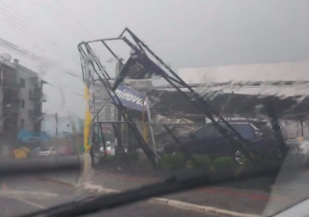 Forte temporal causa estragos em Xanxerê