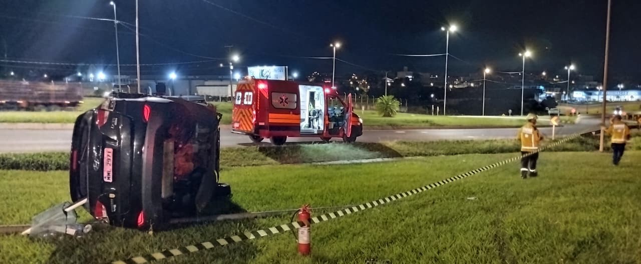Motorista fica ferida após capotar veículo no trevo de acesso