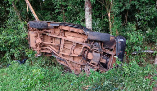 Motorista de caminhonete morre em saída de pista na BR-153
