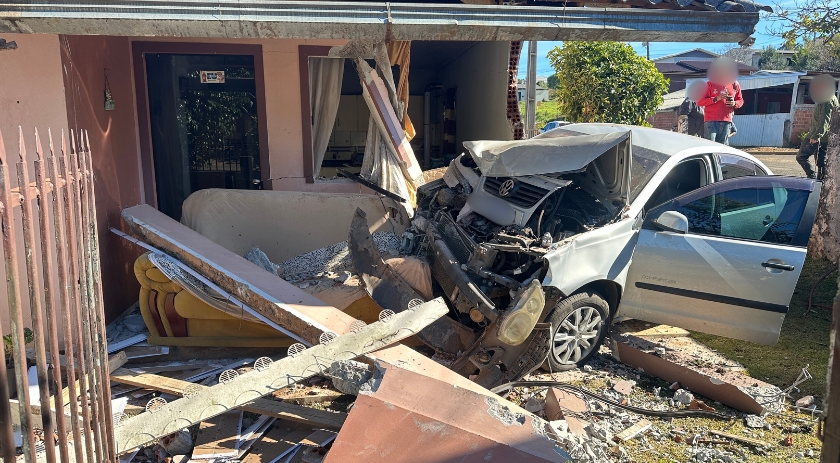 Carro invade residência após suposta falha nos freios