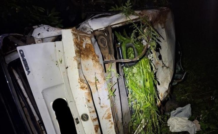 Motorista embriagado bate contra veículo estacionado e capota carro