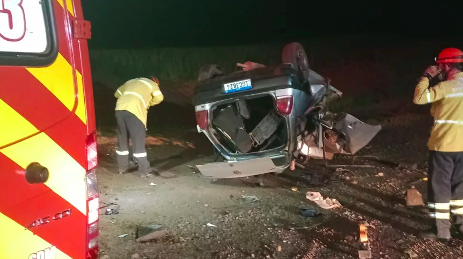 Homem morre preso às ferragens em grave acidente entre caminhão e carro na SC-480