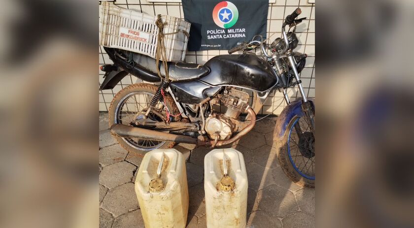 Homem abandona moto e foge após ser flagrado transportando gasolina contrabandeada