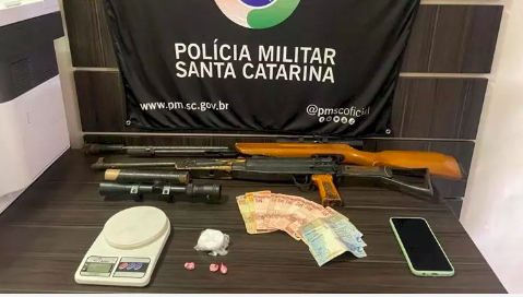 Ação policial no Oeste de SC encontra drogas, armas e pássaros em cativeiro