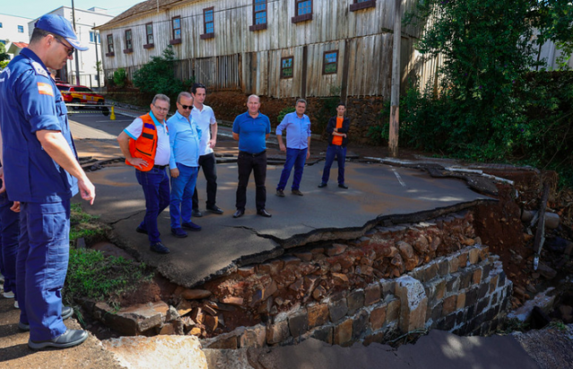 Governador Jorginho Mello visita Quilombo após enchente