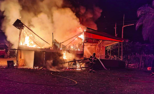 Mãe e filha saem a tempo de casa ser consumida por incêndio no Oeste