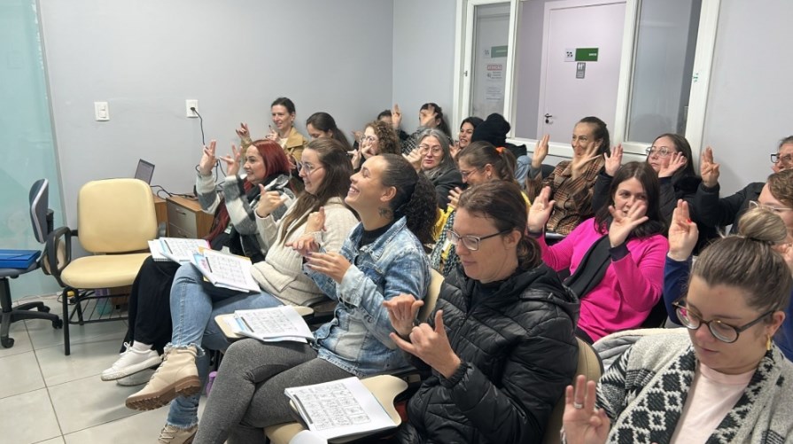 Profissionais da saúde fazem curso de Libras para melhorar atendimento a surdos