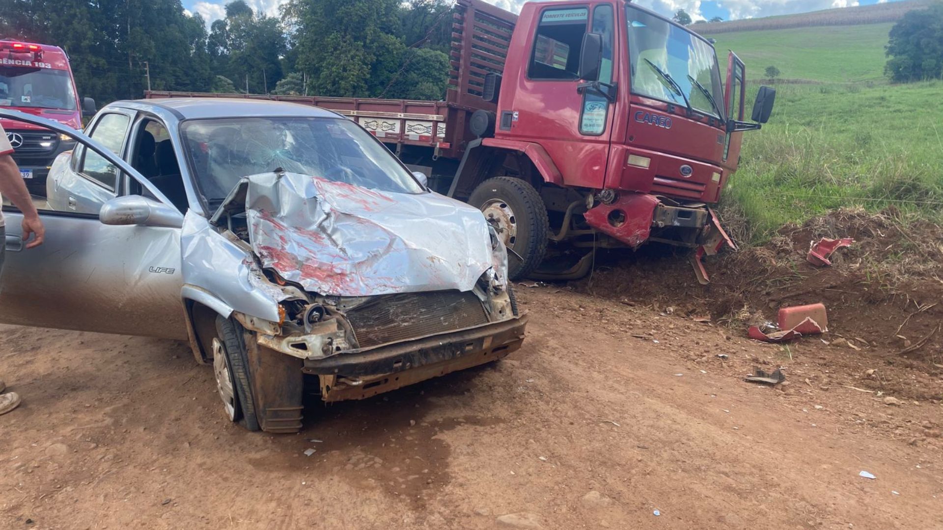 Colisão frontal entre carro e caminhão deixa duas pessoas feridas na zona rural