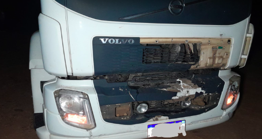 Ciclista de 32 anos morre em colisão frontal com caminhão