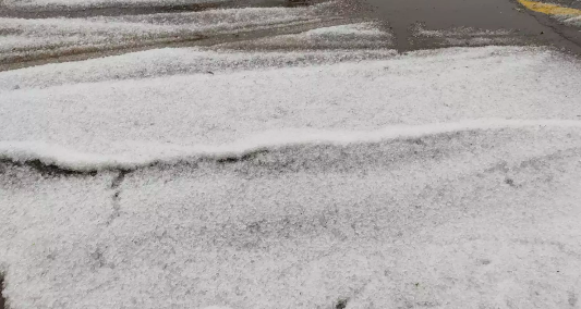 Cidade da Serra Catarinense fica coberta de gelo após tempestade de granizo