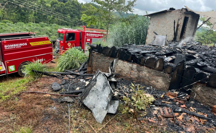 Residência pega fogo e fica destruída em Ipumirim