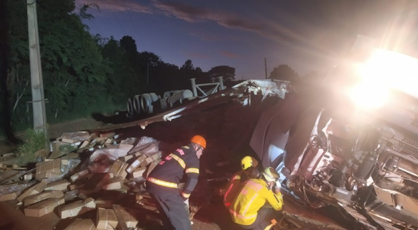 Carreta capota e motorista morre preso às ferragens na SCT-480