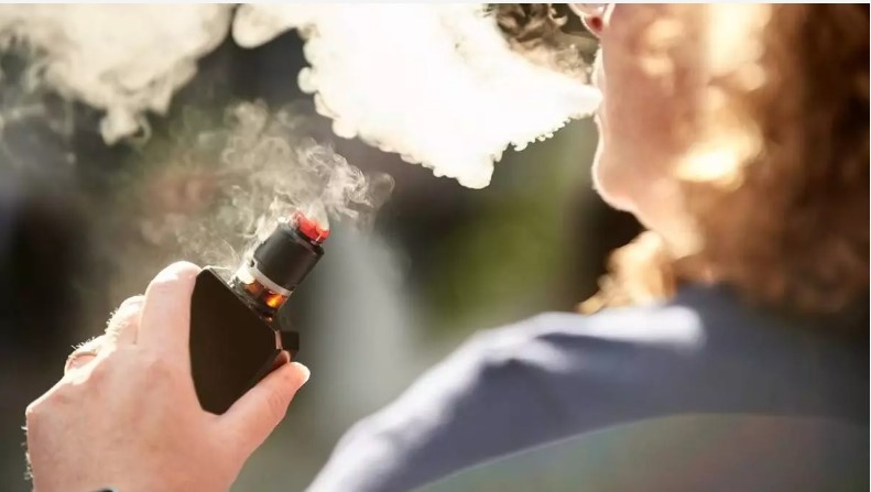 Jovem sofre colapso pulmonar por excesso de vapes