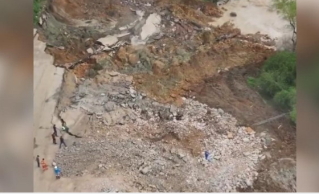 Desmoronamento soterra retroescavadeira que trabalhava em "cratera" na BR-470