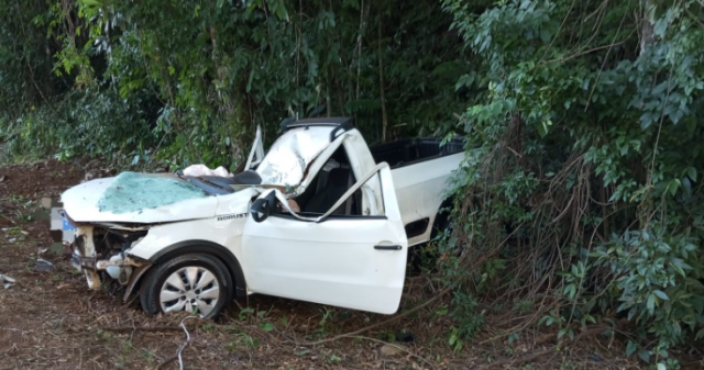 Veículo sai da pista e colide com árvore; acidente ocorreu na tarde do último sábado (9)