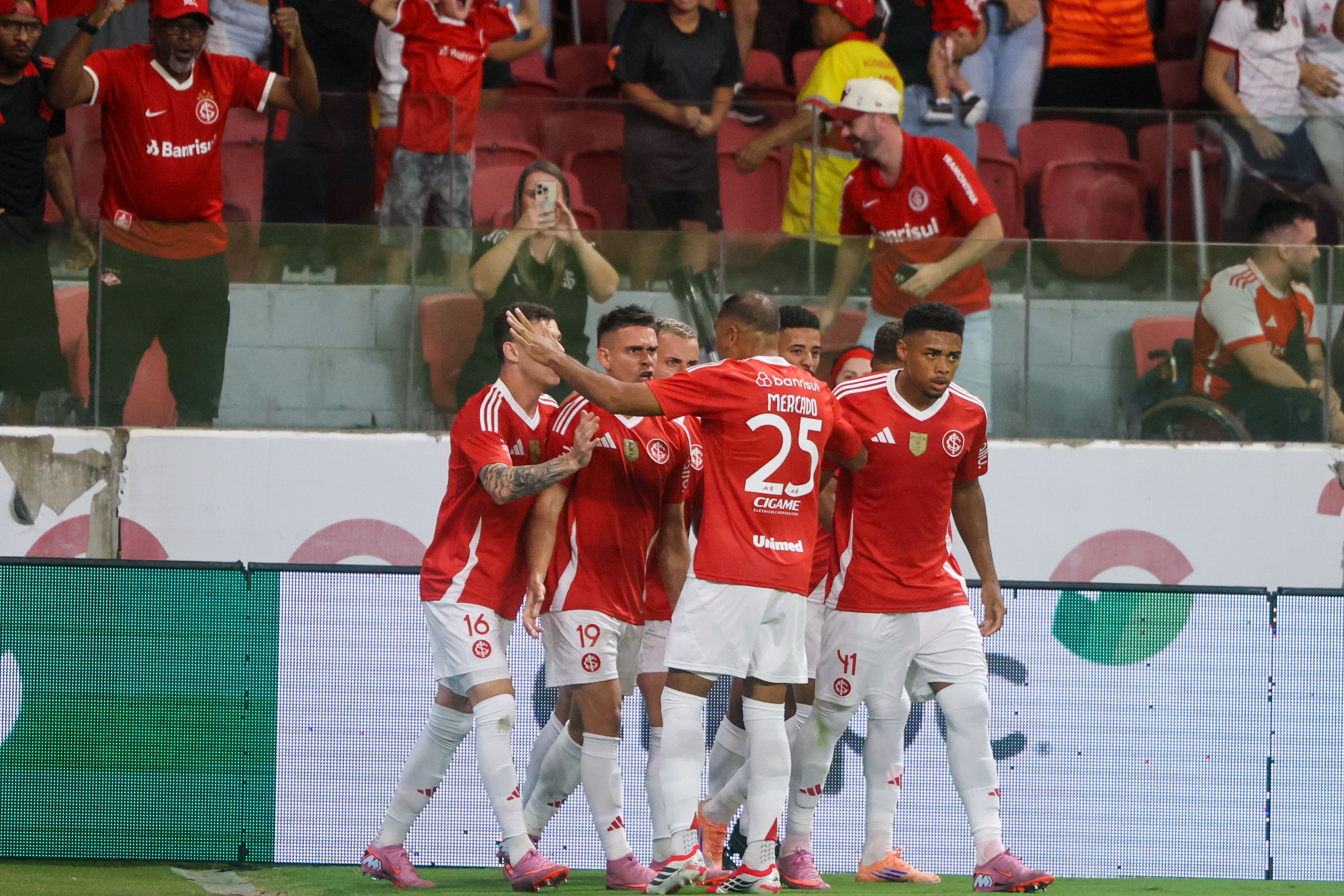 Inter vira sobre o Grêmio com três gols em nove minutos e vence Gre-Nal eletrizante