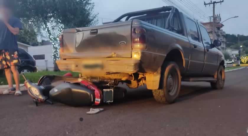 Motociclista sai ferido em colisão com caminhonete
