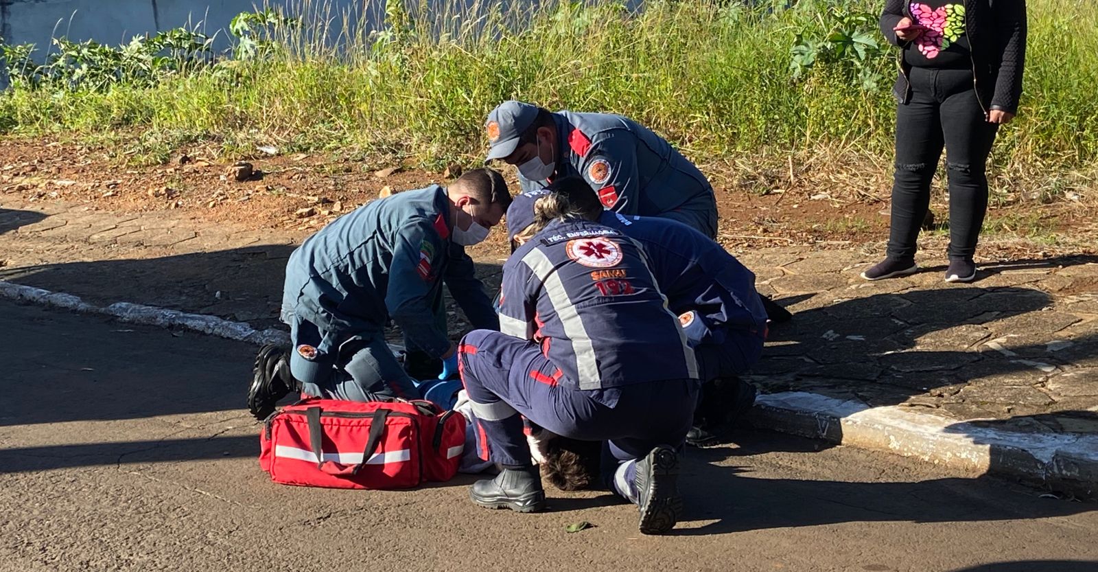 Colisão entre carro e moto deixa rapaz ferido