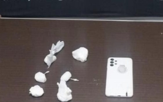 Jovens são presos por tráfico de drogas após perseguição e acidente