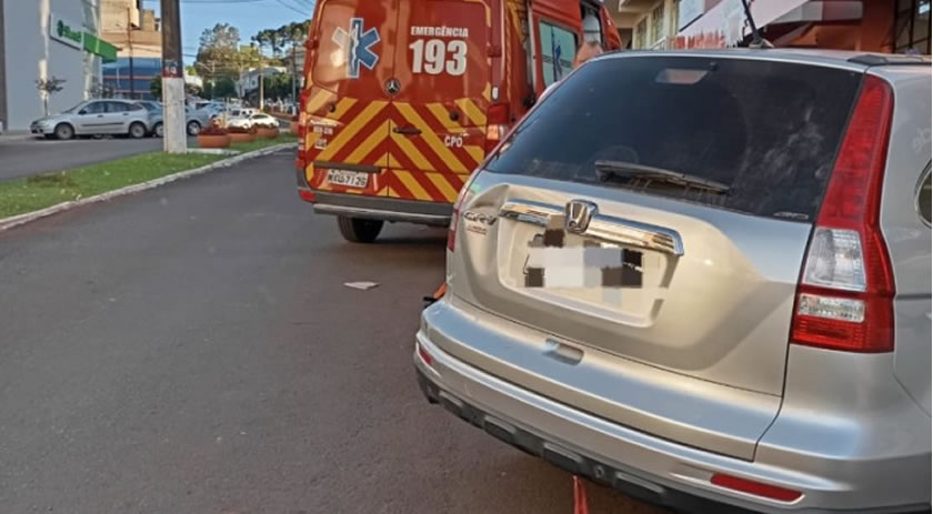 Colisão entre carro e moto deixa homem ferido