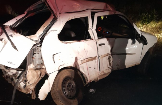 Jovem morre ao colidir carro contra rolo compressor na SC-452