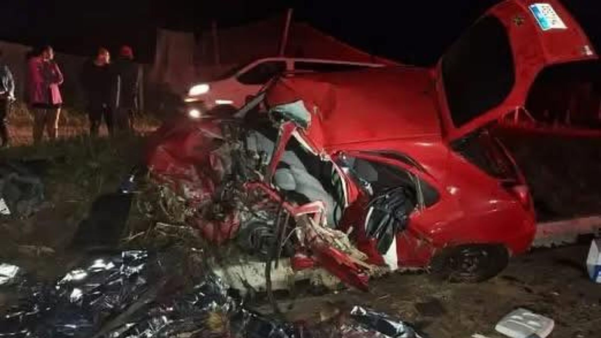 Colisão frontal deixa três mortos e uma pessoa gravemente ferida