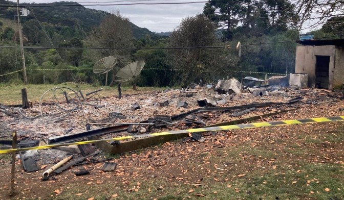 Corpos são encontrados em casa destruída por incêndio na Serra de SC