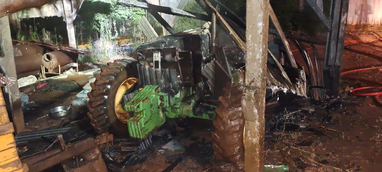 Incêndio em trator acaba afetando galpão