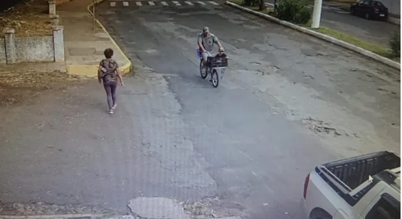 Pai circulou de bicicleta com filho por três horas antes de jogá-lo de ponte no RS